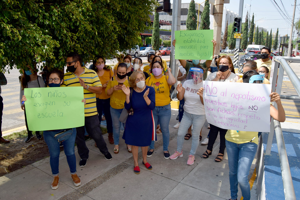 Se manifiestan madres de familia frente a la delegación del Issste en  Aguascalientes - LJA Aguascalientes