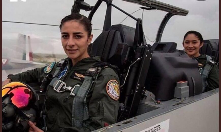 Dos Mujeres Hacen Historia Al Pilotear El T 6c Texan Por Primera Vez En Un Desfile Militar Lja 5761